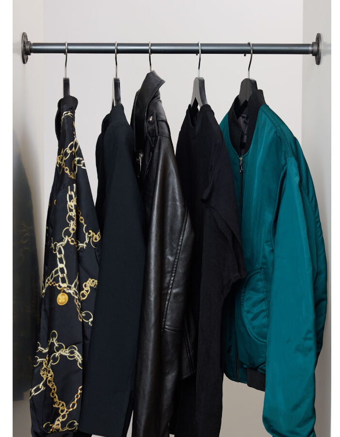 Kleider- und Mantelhaken in schwarz von STAYMI